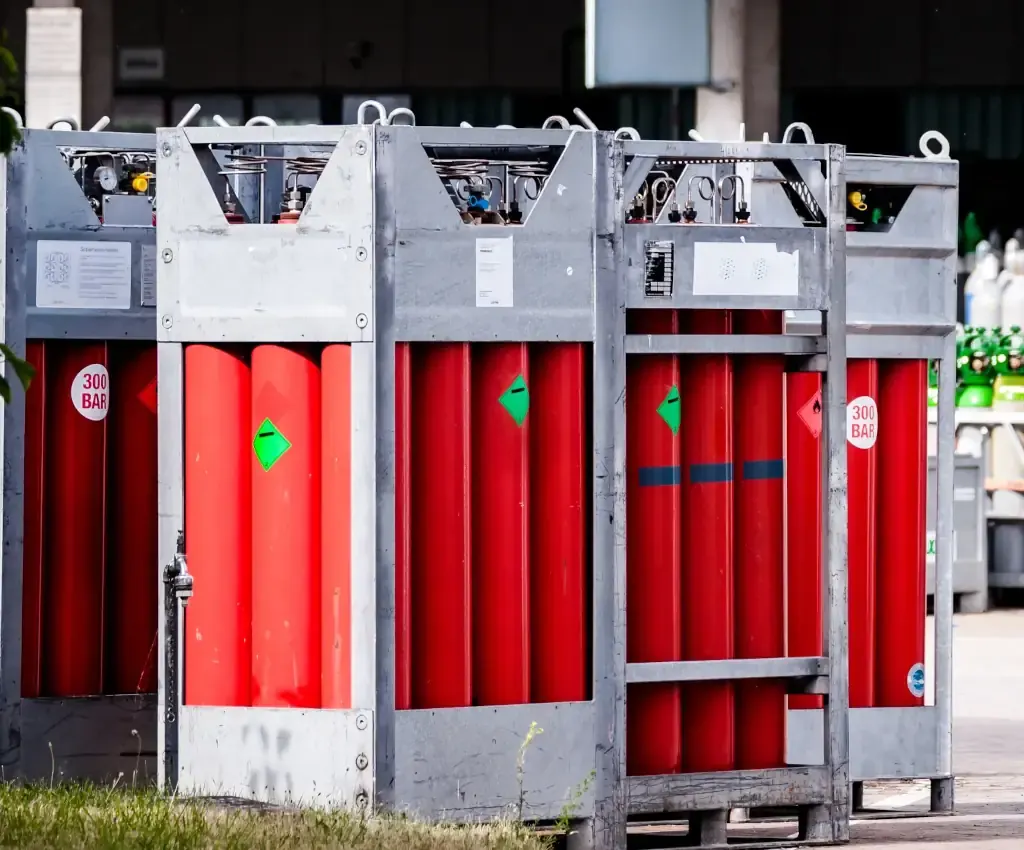 Mehrere rot lackierte Gasflaschenbündel für Formiergas auf einem Betriebshof